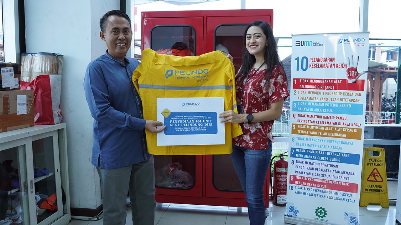 Salurkan Bantuan APD, IPC TPK Sebut Keberadaan TKBM jadi Bagian Terpenting Kinerja dan Produktivitas Pelabuhan