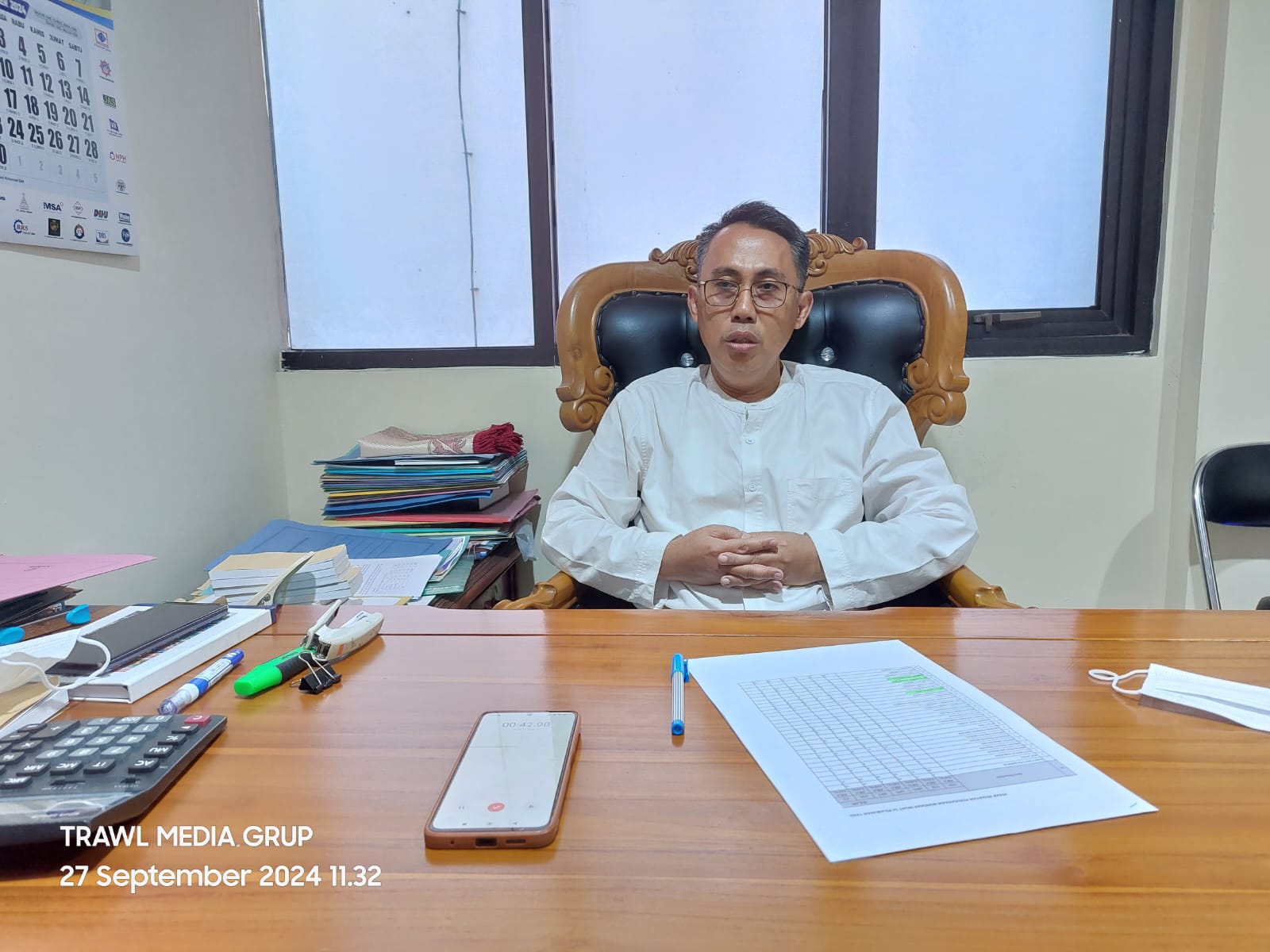 Koperasi KS TKBM melaksanakan pelepasan simbolis karyawan pensiun       Koperasi KS TKBM laksankaan secara simbolis pelepasan karyawan yang sudah masuki masa purna tugas.   " Ya kami adakan simbolis pelepasan karyawan yang sudah purna tugas sebagai karyawan di ks tkbm pelabuhan tanjung Priok, sebelum nya kami juga berikan tunjangan yang di keluarkan oleh BPJS kepada keluarga ahli waris almarhum pekerja yang meninggal dunia saat jam kerja , nilai nominal nya tentunya di sesuai kan oleh aturan yang di keluarkan oleh BPJS, "kata Asep Slamet, di Koperasi KS TKBM Pelabuhan Tanjung Priok, beberapa waktu lalu.   Asep uraikan masa kerja karyawan dan anggota TKBM di Koperasi KS TKBM.   "Untuk  pengurus atau karyawan Eks YUKA (Yayasan Usaha Karya) di beri kan kesempatan untuk tetap bisa bekerja walaupun sudah masuk usia purna sampai nantinya karyawan ini mengajukan pensiun, tapi untuk karyawan ya seperti masa kerja di tempat lain yaitu 56 tahun, tetapi untuk buruh pun kami berikan kesempatan sama seperti eks YUKA  dengan catatan sesuai dengan kemampuan nya di lapangan, "ujarnya.  Asep tambahkan saat ini Koperasi yang ia pimpin masih mengalami kendala uang tali kasih.  " kalau untuk buruh masih terkendala dengan uang tali kasih , bukan hanya di Koperasi kami tapi hampir di seluruh koprasi tkbm di seluruh Indonesia, sedangkan  koprasi KS TKBM menjalani  program mempurnakan karyawan bila ingin mempurnakan dirinya dengan memberikan uang pensiun yang telah di atur oleh Koperasi. "Imbuhnya.