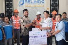 PT SPTP TPK serahkan 100 helm dan rompi untuk TKBM pelindung