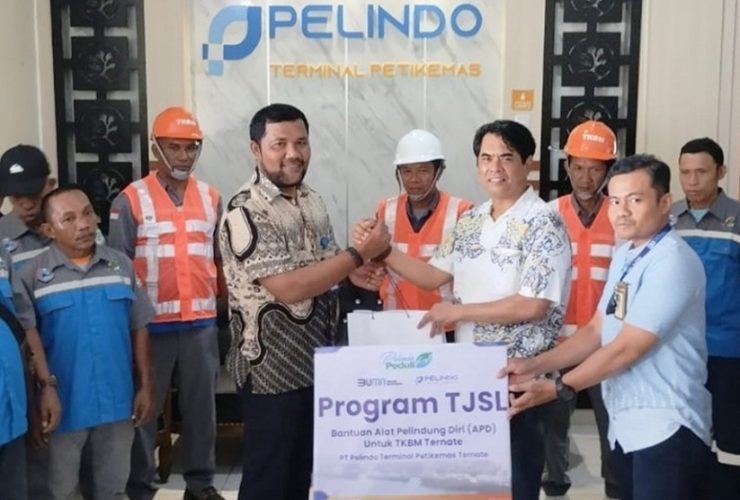 PT SPTP TPK serahkan 100 helm dan rompi untuk TKBM pelindung