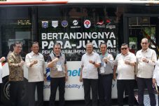 Dukung PEPARNAS XVII 2024, Ditjen Perhubungan Darat Serahkan 91 Bus Wheelchair di Surakarta