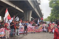 Unjuk rasa para pengemudi keluhkan biaya masuk, tidak adanya MCK , lamanya bongkar muat dan pungli