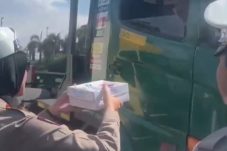 Satlantas berbagi makanan berbuka untuk sopir, buruh dan petugas kebersihan