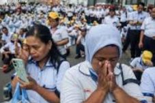 Direktur Utama PT Sritex dan sosok istri tampak bersama eks karyawan- karyawati