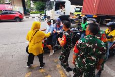 Bulan Penuh Berkah Daramil 03/Tanjung Priok Bagikan Makanan Berbuka Puasa