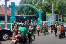 Di bulan penuh berkah Koramil 06/kelapa gading bagikan takjil untuk masyarakat