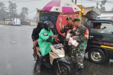Koramil 1710-03/Kuala Kencana Bagikan Takjil Gratis Kepada Warga