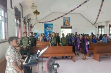 Jemaat Gereja YPK Sota menyambut kehadiran Satgas dengan penuh kehangatan