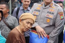 Warga di Muara Angke Gembira Dapat Sembako dari Kapolres Pelabuhan Tanjung Priok