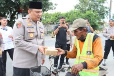 Sembari Bagikan Takjil Kapolres Pelabuhan Tanjung Priok Beri Himbauan Kamtibmas