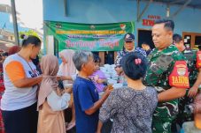 Warga Warakas Antusias dan Gembira Dapat Takjil dari Koramil 03/Tj Priok