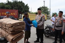 Kapolres Pelabuhan Tanjung Priok Langsung Berikan Sembako Untuk Buruh Pelabuhan