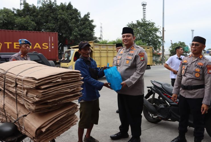 Kapolres Pelabuhan Tanjung Priok Langsung Berikan Sembako Untuk Buruh Pelabuhan