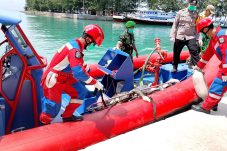 Mayat yang terapung di Pulau Pari berhasil di evakuasi