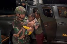 Respon Cepat Satgas Yonif 715/Mtl Antar Anak Papua ke RS, Orang Tua Apresiasi