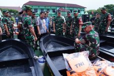 TNI Salurkan 70 Boat Polyethylene untuk Bantu Penanggulangan Banjir di Bekasi
