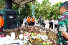 Panglima TNI dan Wali Kota Palembang meninjau fasilitas pengolahan sampah di Mabes TNI