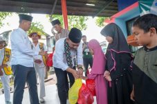 90 Anak yatim di muara Angke di beri santunan