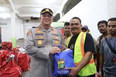 Kapolres Gelar Baksos dengan Pekerja dan Buruh Pelabuhan Tanjung Priok