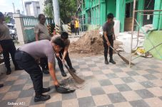 Agar ibadah lebih nyaman Polres Pelabuhan Tanjung Priok bersih-bersih Madjid