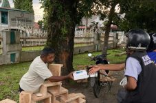 Momen pemberian takjil ke masyarakat adalah sebagai bentuk keperdulian dan perhatian