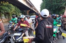 Gabungan ormas bagikan takjil untuk pengguna jalan