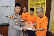 Kapolres berbagi takjil ke penghuni ruang tahanan