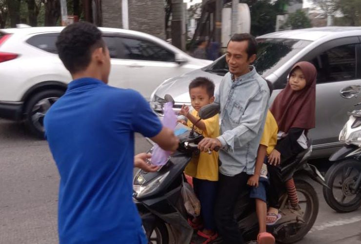 Ramadhan 1446 H, Komunitas Anak Muda Bekasi Peduli (AMBP) Kembali Bagikan Takjil Gratis