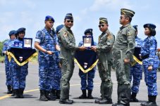 Wing Kehormatan Penerbang Kelas I di sematkan ke Panglima TNI dan Kasad Jenderal TNI