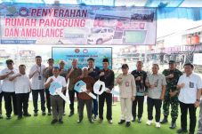 Menteri PKP serahkan 30 rumah panggung dan ambulans untuk nelayan di Penjaringan