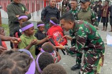 Hadir dalam kehangatan Paskah Satgas Yonif 715/Mtl berbagi keceriaan