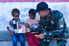 Dukung kesehatan anak Negeri TNI bagikan susu