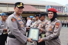 Kapolres Tanjung Priok Pimpin Upacara Kenaikan Pangkat dan Penghargaan