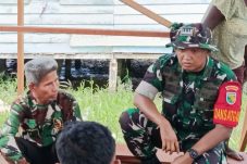 Saat tinjau pembangunan rumah warga Dansatgas TMMD ajak warga berkomunikasi
