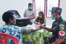Cetak generasi sehat kodim 1710/Mimika gelar Posyandu dan berikan makanan tambahan