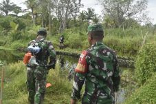Warga bahagia di berikan bantuan mesin rumput oleh Kodim 1510/Ternate