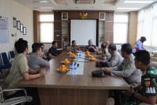 “Ngopi Kamtibmas: Polres Pelabuhan Tanjung Priok Tingkatkan Sinergitas di Terminal Operasi 1”  Jakarta — Dalam upaya memperkuat koordinasi antar instansi dan menjaga stabilitas keamanan serta kelancaran arus logistik di kawasan Pelabuhan Tanjung Priok, Polres Pelabuhan Tanjung Priok menggelar kegiatan “Ngopi Kamtibmas” yang bertempat di Terminal Operasi 1.  Kegiatan ini dipimpin oleh Wakapolres Polres Pelabuhan Tanjung Priok, KOMPOL Dr. Budi Santoso, S.H., S.I.K., M.H., dan hadir pula Brand Manager PTP Terminal Operasi 1, Budi Utoyo, Kabag SDM, Kompol Supriyadi, S.H., M.H., Kasatbinmas, AKP Sudirman Agus, S.H., M.H., Kaurbinops Satbinmas IPTU Agus Setiarto, Kanit Binkamsa, IPTU Hari Prasetyo, Kanit Bintibosos, IPTU Achmad Masyurudin, Perwakilan Satuan Angkutan Air Yon, Serka Endika, Staf jajaran Terminal Operasi 1.  Dalam sesi diskusi yang berlangsung, sejumlah isu strategis dibahas, antara lain Pelabuhan Tanjung Priok adalah salah satu pintu gerbang ekonomi nasional. Jangan sampai kegiatan perekonomian terganggu hanya karena kemacetan,” ujar KOMPOL Budi. Kamis (5/6/2025).  Para peserta menyepakati pentingnya Sinergitas lintas instansi dalam mengelola wilayah pelabuhan. Komunikasi intensif untuk mengatasi kemacetan dan menjaga kebersihan lingkungan.  Mitigasi sejak dini terhadap potensi gangguan lalu lintas. Pengelolaan terminal yang lebih baik dan terintegrasi.  Acara dilanjutkan dengan makan siang bersama dan peninjauan langsung ke Command Center lantai 1 Terminal Operasi 1 oleh Wakapolres bersama Brand Manager PTP. Kegiatan diakhiri dengan sesi foto bersama dan seluruh rangkaian acara berlangsung aman, lancar, serta kondusif.  Wakapolres Pelabuhan Tanjung Priok, KOMPOL Dr. Budi Santoso, S.H., S.I.K., M.H., menyatakan bahwa kegiatan ini merupakan bagian dari upaya berkelanjutan untuk membangun komunikasi yang efektif dan menyelesaikan berbagai permasalahan di lapangan secara kolaboratif.  “Dengan kegiatan ini, kita berharap sinergitas antara Polres dan stakeholder pelabuhan semakin kuat dalam menghadapi tantangan ke depan.”