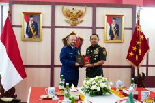 Panglima TNI menyambut hangat kedatangan para pejabat militer negara sahabat
