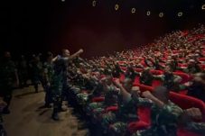 Keren ratusan prajurit Satgas Pamtas RI-PNG Kewilayahan Yonif 641/Beruang  nobar di bioskop