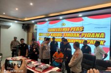 Gelap mata karena cemburu, residivis tikam leher rekan sampai tewas