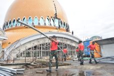Prajurit Petarung Pasmar 3 Gotong-royong Bangun Masjid Al-Akbar Sorong