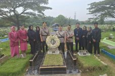 Sambut Hari Bhayangkara Ke 79 Kapolres Pelabuhan Tanjung Priok Ziarah Kubur