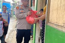 Perkuat Kolaborasi Polres Priok dan warga Muara Angke, Tangani Rob dan Beri Sembako