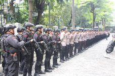 Kapolsek Kemayoran Pimpin Pengamanan, Polri Jaga Sidang Hasto dengan Pendekatan Humanis