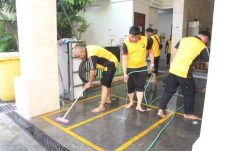 Bersih Masjid Bareng Polisi, Warga Rasakan Kedekatan di HUT Bhayangkara ke-79