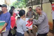 Polsek Kemayoran Bagikan 50 Paket Sembako di HUT Bhayangkara ke-79, Warga: Polisi Makin Peduli dan Dekat