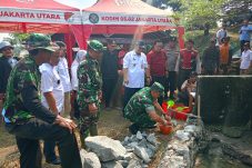 Dukung swasembada pangan Dandim 0502/JU giat karya bakti perbaikan saluran pengairan