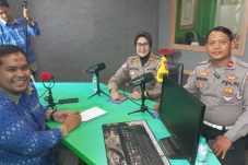 Polres Pelabuhan Tanjung Priok beri edukasi tata tertib lalu lintas melalui siara radio