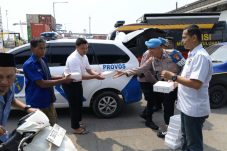 Jemaah Shalat Jumat gembira dapat paket makanan dari Polres Pelabuhan Tanjung Priok