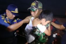 TNI bantu proses evakuasi dan penyelamatan kapal penumpang yang terbakar